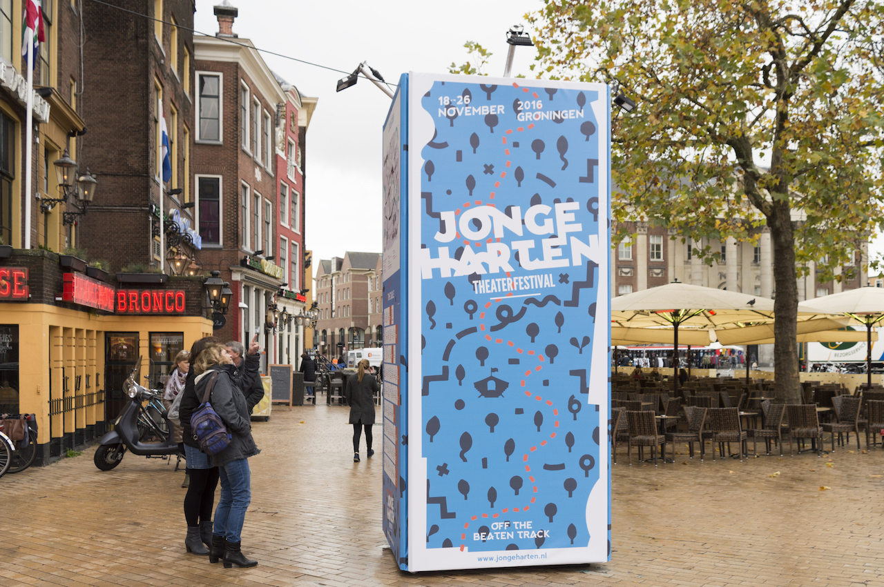Vrijstaande promotiezuil of reclamezuil, bannertoren ter promotie en reclame van festival Groningen
